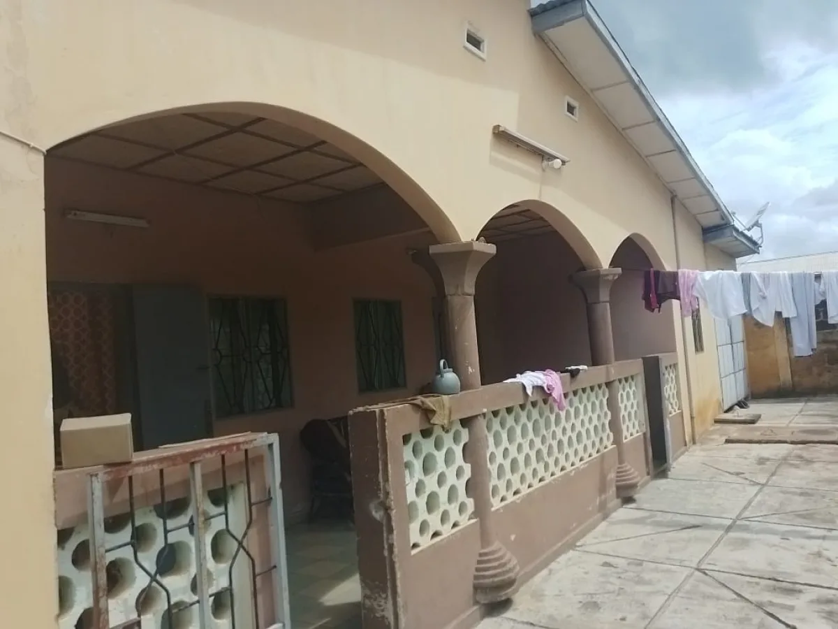 01 Maison Sanitaire à Okedama 